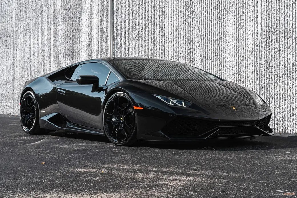 Foto reale di partenza: la Lamborghini Huracán nera, prima dell’elaborazione AI
